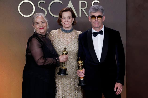 March 15, 2026, Hollywood, California, USA: (L-R) Tamara Deverell, Sigourney Weaver and Shane Vieau in the press room of the 98th Annual Academy Awards on Sunday March 15, 2026 at the Dolby Theater in Hollywood, California. BURT HARRIS BNS PI Hollywood USA  - ZUMAp124 20260315_zaa_p124_439 Copyright: xBurtxHarrisx
