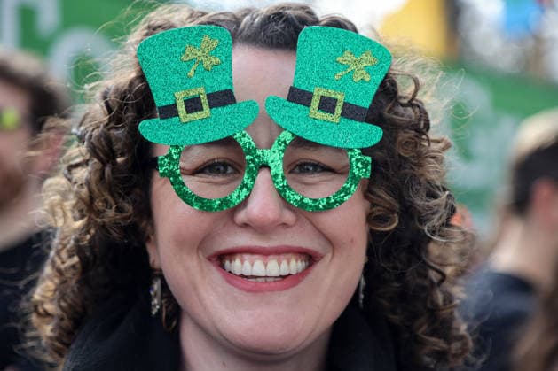 (260316) -- BEIJING, March 16, 2026 -- A woman attends the St. Patrick s Day Parade in London, Britain, March 15, 2026. St. Patrick s Day, which falls annually on March 17, is widely celebrated by Irish communities around the world. XINHUA PHOTOS OF THE DAY LixYing 