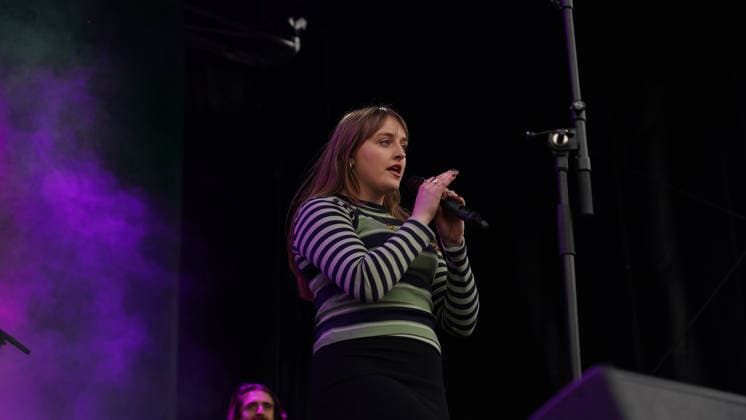 SINGER Nell Mescal The Mayor of London s St Patrick s Festival i at Trafalgar Square on Sunday 15 03 2026 SINGER Nell Mescal The Mayor of London s St Patrick s Festival i at Trafalgar Square on Sunday 15 03 2026, Credit:Roger Alarcon Avalon United Kingdom, London  Copyright: xRogerxAlarconx xAvalonx 1083306937