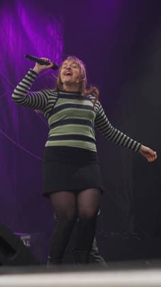 SINGER Nell Mescal The Mayor of London s St Patrick s Festival i at Trafalgar Square on Sunday 15 03 2026 SINGER Nell Mescal The Mayor of London s St Patrick s Festival i at Trafalgar Square on Sunday 15 03 2026, Credit:Roger Alarcon Avalon United Kingdom, London  Copyright: xRogerxAlarconx xAvalonx 1083306989