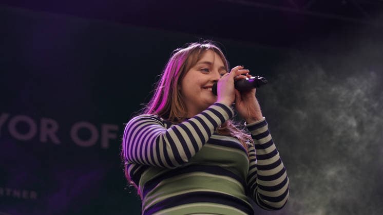 SINGER Nell Mescal The Mayor of London s St Patrick s Festival i at Trafalgar Square on Sunday 15 03 2026 SINGER Nell Mescal The Mayor of London s St Patrick s Festival i at Trafalgar Square on Sunday 15 03 2026, Credit:Roger Alarcon Avalon United Kingdom, London  Copyright: xRogerxAlarconx xAvalonx 1083307269
