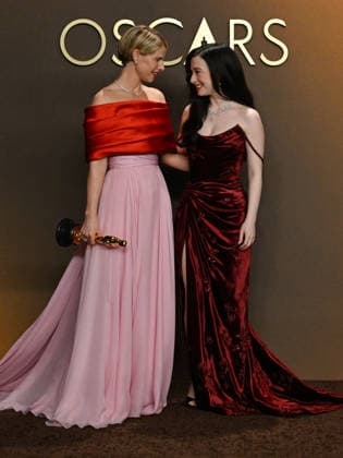 March 15, 2026, Hollywood, California, USA: Best actress Oscar for Hamnet JESSIE BUCKLEY and actress MIKEY MADISON (won Best Actress 2025) at the 97th Academy Awards in the Press Room during the 98th Academy Awards at the Dolby Theatre in Hollywood. Hollywood USA  - ZUMAb173 20260315_aap_b173_030 Copyright: xBillyxBennightx