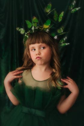 Young girl poses for camera wearing a butterfly crown and dress Sioux Falls, South Dakota, United States CR_ASWE260315-1980244-01 ,model released, Symbolfoto