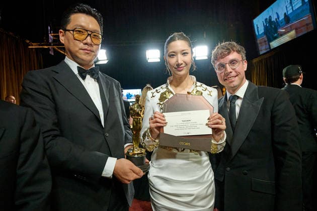 98th Oscars, Academy Awards Yuhan, EJAE, and Mark Sonnenblick pose backstage with the Oscar for Original Song during the live ABC Telecast of the 98th Oscars at Dolby Theatre at Ovation Hollywood on Sunday, March 15, 2026., Credit:Richard Harbaugh The Academy Avalon United States of America, CA, Hollywood, Dolby Theater  Copyright: xRichardxHarbaughx xThexAcademyx xAvalonx 1083396228