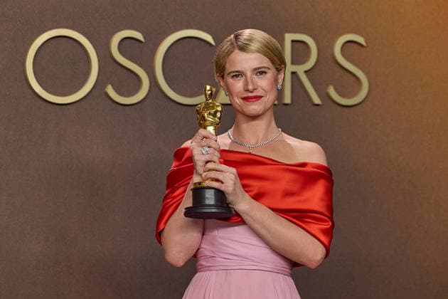 98th Oscars, Academy Awards Jessie Buckley poses backstage with the Oscar for Actress in a Leading Role during the 98th Oscars at Dolby Theatre at Ovation Hollywood on Sunday, March 15, 2026., Credit:Etienne Laurent The Academy Avalon United States of America, CA, Hollywood, Dolby Theater  Copyright: xEtiennexLaurentx xThexAcademyx xAvalonx 1083397355