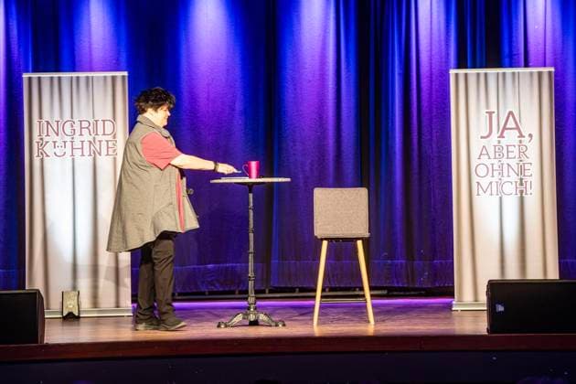 Kabarett mit Ingrid Kühne Ja, aber ohne mich! ** NUR FÜR REDAKTIONELLE ZWECKE ** EDITORIAL USE ONLY **<p>Die Kabarettistin Ingrid Kühne tritt am 15.3.2026 in der Aula vom Schulzentrum Nord in Voerde auf. Ihr neues Soloprogramm Ja, aber ohne mich! live! Es wird auch dieses Mal nicht laut, böse oder schimpfend, sondern wie immer - einfach nur lustig. Foto : Arnulf Stoffel Funke Foto Services < p> Buntes Deutschland NRW Voerde Copyright: ArnulfxStoffel