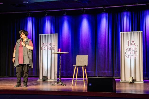 Kabarett mit Ingrid Kühne Ja, aber ohne mich! ** NUR FÜR REDAKTIONELLE ZWECKE ** EDITORIAL USE ONLY **<p>Die Kabarettistin Ingrid Kühne tritt am 15.3.2026 in der Aula vom Schulzentrum Nord in Voerde auf. Ihr neues Soloprogramm Ja, aber ohne mich! live! Es wird auch dieses Mal nicht laut, böse oder schimpfend, sondern wie immer - einfach nur lustig. Foto : Arnulf Stoffel Funke Foto Services < p> Buntes Deutschland NRW Voerde Copyright: ArnulfxStoffel