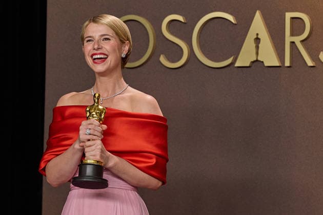 March 16, 2026, Hollywood, California, USA: Jessie Buckley poses backstage with the Oscar for Actress in a Leading Role during the 98th Oscars at Dolby Theatre at Ovation Hollywood on Sunday. Hollywood USA  - ZUMAz03_ 20260316_zah_z03_020 Copyright: xEtiennexLaurentx