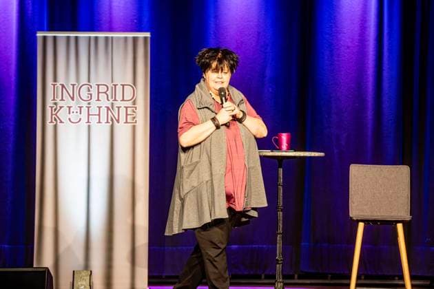Kabarett mit Ingrid Kühne Ja, aber ohne mich! ** NUR FÜR REDAKTIONELLE ZWECKE ** EDITORIAL USE ONLY **<p>Die Kabarettistin Ingrid Kühne tritt am 15.3.2026 in der Aula vom Schulzentrum Nord in Voerde auf. Ihr neues Soloprogramm Ja, aber ohne mich! live! Es wird auch dieses Mal nicht laut, böse oder schimpfend, sondern wie immer - einfach nur lustig. Foto : Arnulf Stoffel Funke Foto Services < p> Buntes Deutschland NRW Voerde Copyright: ArnulfxStoffel