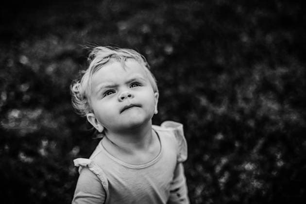 Child looking up at sky on windy stormy day McClure, Illinois, United States CR_WEKW260313-1981610-01 ,model released, Symbolfoto