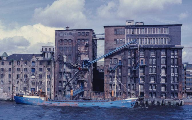 Blick von der Elbe auf die Elbspeicher neben dem Fischmarkt Hamburg-Altona, heute Hotel und Bürogebäude, Frachtschiff, aufgenommen ca. 1990, Hamburg, Deutschland *** View from the Elbe to the Elbe warehouses next to the fish market Hamburg Altona, today hotel and office building, cargo ship, taken ca 1990, Hamburg, Germany