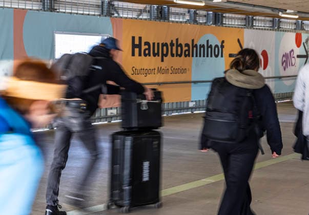 Weite Wege für Reisende. Durch Bauarbeiten am Hauptbahnhof Stuttgart müssen Fahrgäste lange Umwege in Kauf nehmen. Kritiker spotten über den Fernwanderweg am Bahnhof. 13.03.2026, Stuttgart, Baden-Württemberg, Deutschland *** Long distances for travelers Due to construction work at Stuttgart Central Station, passengers have to take long detours Critics mock the long-distance hiking trail at the station 13 03 2026, Stuttgart, Baden-Württemberg, Germany