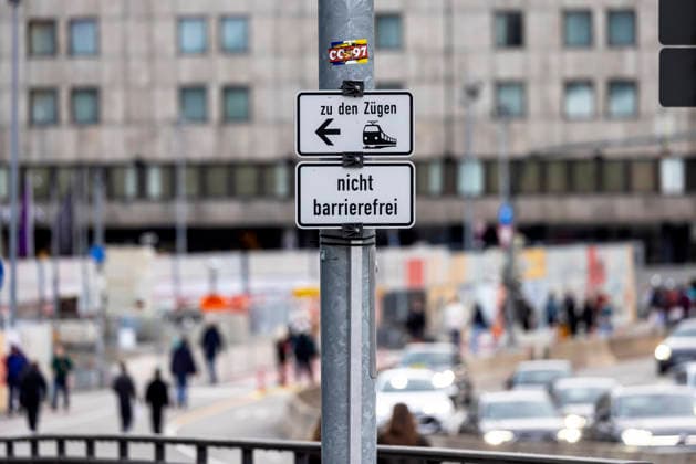Weite Wege für Reisende. Durch Bauarbeiten am Hauptbahnhof Stuttgart müssen Fahrgäste lange Umwege in Kauf nehmen. Kritiker spotten über den Fernwanderweg am Bahnhof. 13.03.2026, Stuttgart, Baden-Württemberg, Deutschland *** Long distances for travelers Due to construction work at Stuttgart Central Station, passengers have to take long detours Critics mock the long-distance hiking trail at the station 13 03 2026, Stuttgart, Baden-Württemberg, Germany