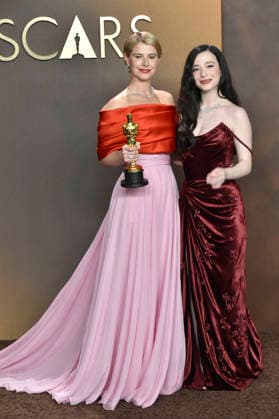 Jessie Buckley mit dem Oscar für die beste Hauptdarstellerin in Hamnet und Mikey Madison beim Preisträger-Photocall der Oscar Verleihung 2026 98th Annual Academy Awards im Dolby Theatre. Los Angeles, 15.03.2026