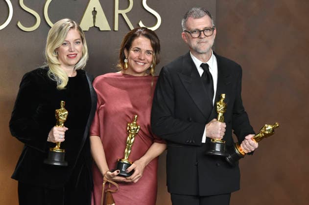Sara Murphy mit dem Oscar für den besten Film, Carmen Ruiz de Huidobro und Paul Thomas Anderson mit den Oscars für den besten Film, für die beste Regie und das adaptierte Drehbuch zu Blood & Sinners beim Preisträger-Photocall der Oscar Verleihung 2026 98th Annual Academy Awards im Dolby Theatre. Los Angeles, 15.03.2026