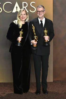 Sara Murphy mit dem Oscar für den besten Film und Paul Thomas Anderson mit den Oscars für den besten Film, für die beste Regie und das adaptierte Drehbuch zu Blood & Sinners beim Preisträger-Photocall der Oscar Verleihung 2026 98th Annual Academy Awards im Dolby Theatre. Los Angeles, 15.03.2026