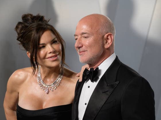 LOS ANGELES, USA March 15, 2026 Jeff Bezos Lauren Sanchez Bezos at the Vanity Fair Oscar Party at the David Geffen Gallery at LACMA Picture Paul Smith Featureflash 454137 2026 03 15 CA Los Angeles  Copyright: xPaulxSmithx xFeaturesxFlashx xStarfacex STAR_454137_010