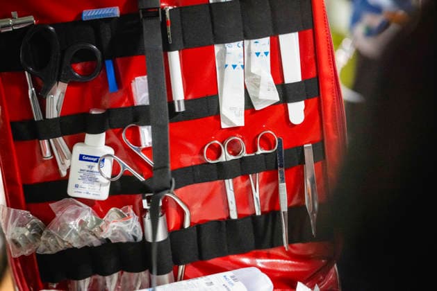 Symbolbild: Sanitaetsmaterial ist in einem aufgeklappten Sanitaetsrucksack zu sehen. Aufgenommen im Rahmen der Uebung Medic Quadriga der Bundeswehr in Berlin, 06.03.2026. Berlin Deutschland *** Symbolic image of medical equipment in an opened medical backpack Taken during the Medic Quadriga exercise of the German Armed Forces in Berlin, 06 03 2026 Berlin Germany Copyright: xJulianexSonntagx