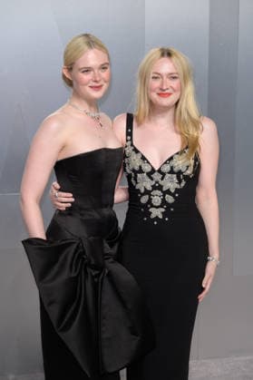 LOS ANGELES, USA March 15, 2026 Elle Fanning Dakota Fanning at the Vanity Fair Oscar Party at the David Geffen Gallery at LACMA Picture Paul Smith Featureflash 454137 2026 03 15 CA Los Angeles  Copyright: xPaulxSmithx xFeaturesxFlashx xStarfacex STAR_454137_292