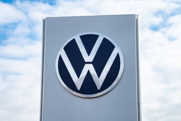 VW Volkswagen Markenlogo, deutscher Automobilhersteller, Gewinneinbruch der Industrie in Deutschland *** VW Volkswagen Brand logo, German Automobile manufacturer, Profit slump the Industry in Germany 1133606302