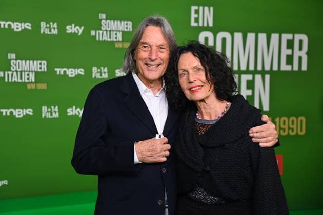 Hans Wilhelm MUELLER WOHLFAHRT mit Ehefrau. Premiere EIN SOMMER IN ITALIEN-WM 1990. am 16.03.20226 im Mathaeser Kino in Muenchen. Roter Teppich,Red Carpet.