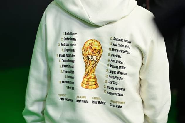 Hoody von Pierre Littbarski mit den Namen der Weltmeister 1990. Premiere EIN SOMMER IN ITALIEN-WM 1990. am 16.03.20226 im Mathaeser Kino in Muenchen. Roter Teppich,Red Carpet.