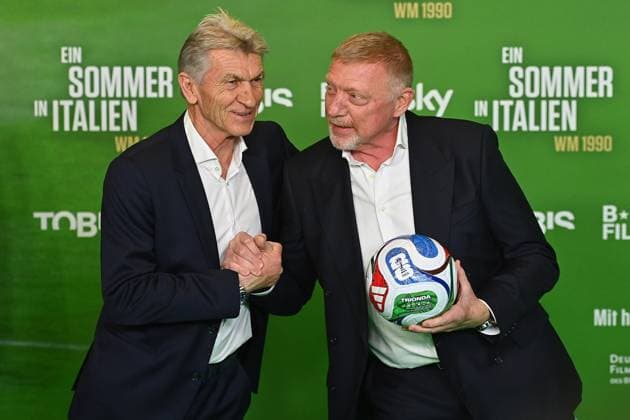 v.li:Klaus AUGENTHALER mit Boris BECKER; Premiere EIN SOMMER IN ITALIEN-WM 1990. am 16.03.20226 im Mathaeser Kino in Muenchen. Roter Teppich,Red Carpet.
