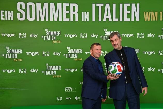 Lothar Matthaeus mit Markus SOEDER (Ministerpraesident Bayern und CSU Vorsitzender). Premiere EIN SOMMER IN ITALIEN-WM 1990. am 16.03.20226 im Mathaeser Kino in Muenchen. Roter Teppich,Red Carpet.