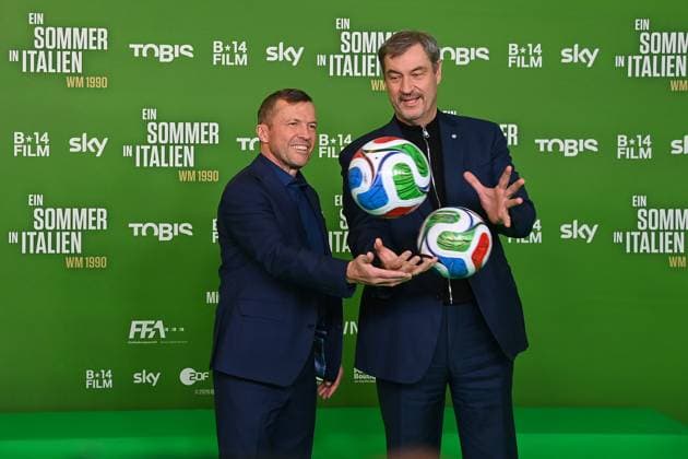 Lothar Matthaeus mit Markus SOEDER (Ministerpraesident Bayern und CSU Vorsitzender). Premiere EIN SOMMER IN ITALIEN-WM 1990. am 16.03.20226 im Mathaeser Kino in Muenchen. Roter Teppich,Red Carpet.