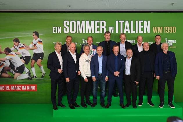 v.li:Klaus AUGENTHALER;Juergen KLINSMANN,Stefan REUTER,Pierre LITTBARSKI, Andreas KOEPKE,Olaf THON,Markus SOEDER (Ministerpraesident Bayern und CSU Vorsitzender),,Lothar MATTHAEUS,Guido BUCHWALD,Thomas HAESSLER,Hansi PFLUEGLER; Raimond AUMANN,Paul STEINER,Rudi VOELLER: Premiere EIN SOMMER IN ITALIEN-WM 1990. am 16.03.20226 im Mathaeser Kino in Muenchen. Roter Teppich,Red Carpet.