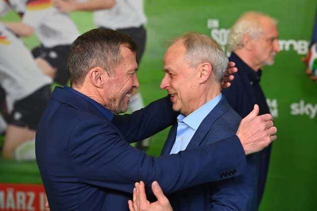 Lothar MATTHAEUS begruesst Olaf THON. Premiere EIN SOMMER IN ITALIEN-WM 1990. am 16.03.20226 im Mathaeser Kino in Muenchen. Roter Teppich,Red Carpet.