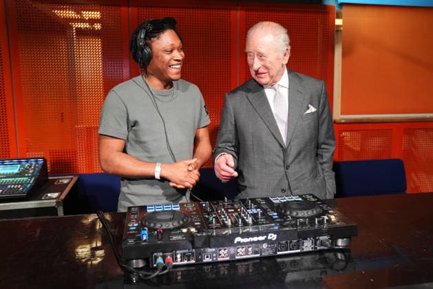 . 16 03 2026. Manchester, United Kingdom. King Charles III talks to Christian St Louis during a visit to Aviva Studios, in Manchester, United Kingdom .  xPoolx xi-Imagesx IIM-26639-0002