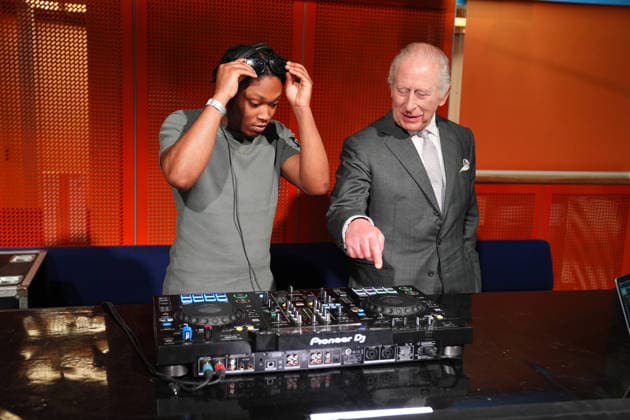 . 16 03 2026. Manchester, United Kingdom. King Charles III talks to Christian St Louis during a visit to Aviva Studios, in Manchester, United Kingdom .  xPoolx xi-Imagesx IIM-26639-0009