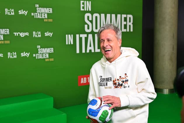 Pierre LITTBARSKI, Premiere EIN SOMMER IN ITALIEN-WM 1990. am 16.03.20226 im Mathaeser Kino in Muenchen. Roter Teppich,Red Carpet.