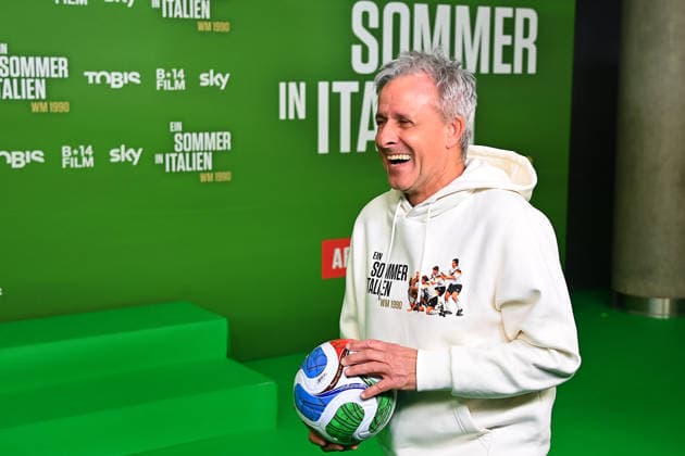 Pierre LITTBARSKI, Premiere EIN SOMMER IN ITALIEN-WM 1990. am 16.03.20226 im Mathaeser Kino in Muenchen. Roter Teppich,Red Carpet.
