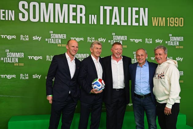 v.li:,Hansi PFLUEGLER;Klaus AUGENTHALER,Boris BECKER,Olaf THON,Pierre LITTBARSKI. Premiere EIN SOMMER IN ITALIEN-WM 1990. am 16.03.20226 im Mathaeser Kino in Muenchen. Roter Teppich,Red Carpet.