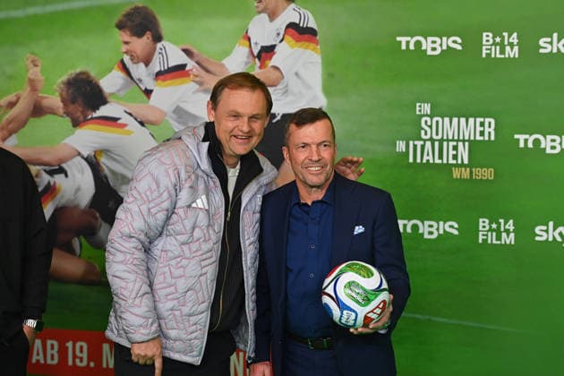 Bjoern GULDEN (Adidas CEO) mit Lothar MATTHAEUS: Premiere EIN SOMMER IN ITALIEN-WM 1990. am 16.03.20226 im Mathaeser Kino in Muenchen. Roter Teppich,Red Carpet.