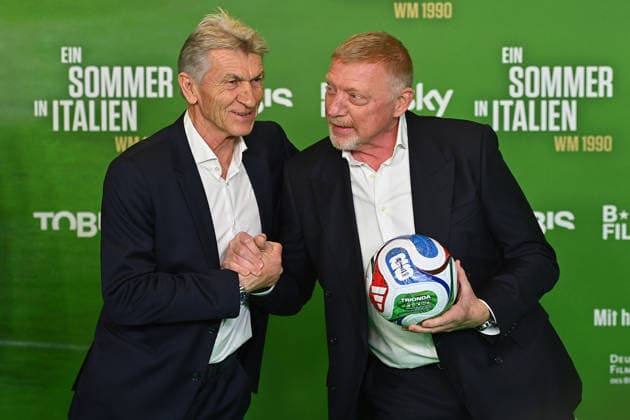 v.li:Klaus AUGENTHALER mit Boris BECKER; Premiere EIN SOMMER IN ITALIEN-WM 1990. am 16.03.20226 im Mathaeser Kino in Muenchen. Roter Teppich,Red Carpet.