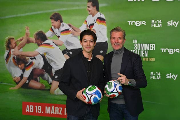John JUERGENS mit Sohn Dennis. Premiere EIN SOMMER IN ITALIEN-WM 1990. am 16.03.20226 im Mathaeser Kino in Muenchen. Roter Teppich,Red Carpet.