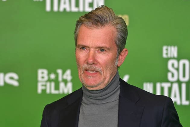 John JUERGENS, Einzelbild,angeschnittenes Einzelmotiv,Portraet,Portrait,Porträt. Premiere EIN SOMMER IN ITALIEN-WM 1990. am 16.03.20226 im Mathaeser Kino in Muenchen. Roter Teppich,Red Carpet.