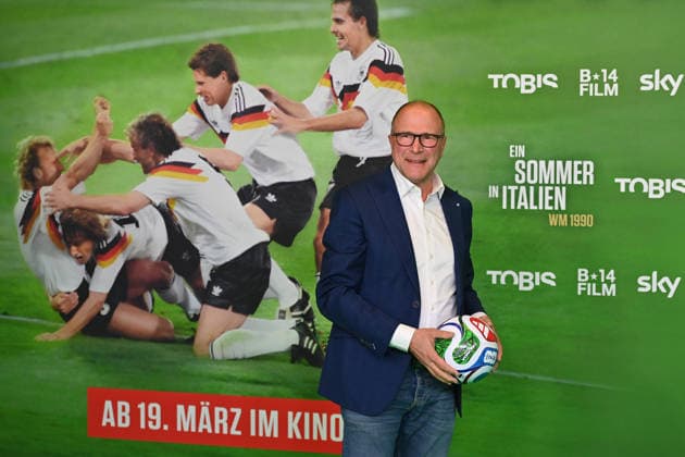Alexander HOLD; Premiere EIN SOMMER IN ITALIEN-WM 1990. am 16.03.20226 im Mathaeser Kino in Muenchen. Roter Teppich,Red Carpet.