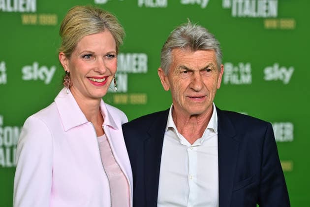 Klaus AUGENTHALER mit Ehefrau Sandra. Premiere EIN SOMMER IN ITALIEN-WM 1990. am 16.03.20226 im Mathaeser Kino in Muenchen. Roter Teppich,Red Carpet.