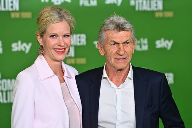 Klaus AUGENTHALER mit Ehefrau Sandra. Premiere EIN SOMMER IN ITALIEN-WM 1990. am 16.03.20226 im Mathaeser Kino in Muenchen. Roter Teppich,Red Carpet.