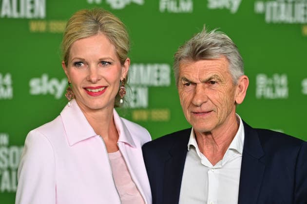 Klaus AUGENTHALER mit Ehefrau Sandra. Premiere EIN SOMMER IN ITALIEN-WM 1990. am 16.03.20226 im Mathaeser Kino in Muenchen. Roter Teppich,Red Carpet.