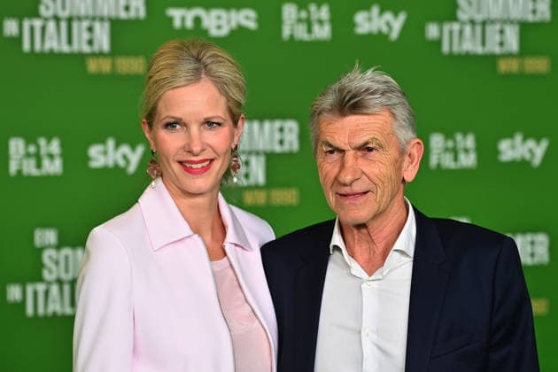 Klaus AUGENTHALER mit Ehefrau Sandra. Premiere EIN SOMMER IN ITALIEN-WM 1990. am 16.03.20226 im Mathaeser Kino in Muenchen. Roter Teppich,Red Carpet.