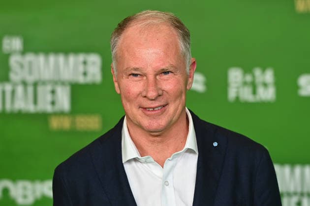 Stefan REUTER, Einzelbild,angeschnittenes Einzelmotiv,Portraet,Portrait,Porträt. Premiere EIN SOMMER IN ITALIEN-WM 1990. am 16.03.20226 im Mathaeser Kino in Muenchen. Roter Teppich,Red Carpet.