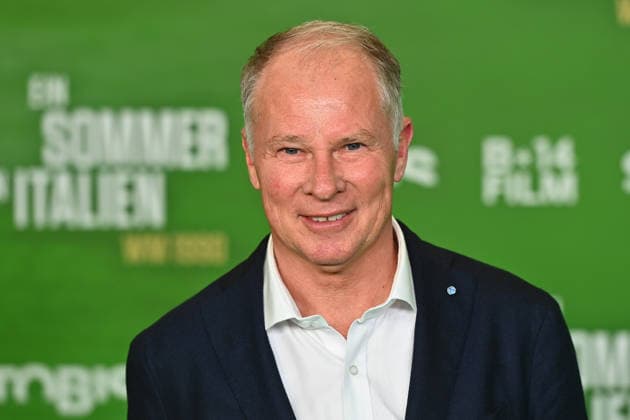 Stefan REUTER, Einzelbild,angeschnittenes Einzelmotiv,Portraet,Portrait,Porträt. Premiere EIN SOMMER IN ITALIEN-WM 1990. am 16.03.20226 im Mathaeser Kino in Muenchen. Roter Teppich,Red Carpet.