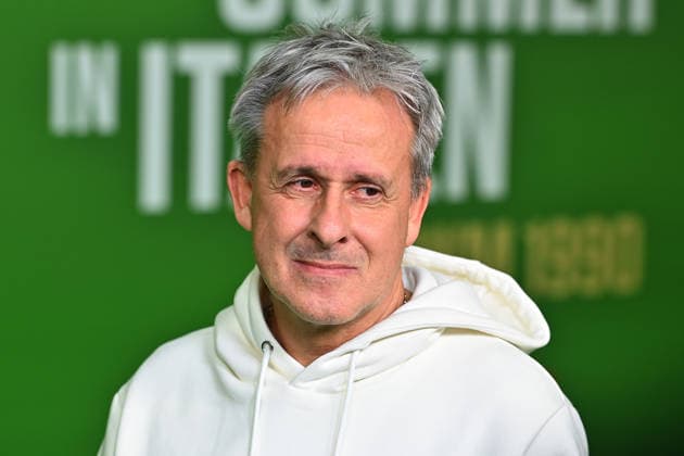 Pierre LITTBARSKI, Einzelbild,angeschnittenes Einzelmotiv,Portraet,Portrait,Porträt. Premiere EIN SOMMER IN ITALIEN-WM 1990. am 16.03.20226 im Mathaeser Kino in Muenchen. Roter Teppich,Red Carpet.