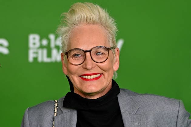 Baerbel SCHAEFER, Einzelbild,angeschnittenes Einzelmotiv,Portrait,Portraet. Premiere EIN SOMMER IN ITALIEN-WM 1990. am 16.03.20226 im Mathaeser Kino in Muenchen. Roter Teppich,Red Carpet.