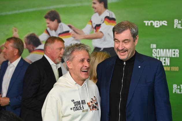 Markus SOEDER (Ministerpraesident Bayern und CSU Vorsitzender) mit Pierre LITTBARSKI. Premiere EIN SOMMER IN ITALIEN-WM 1990. am 16.03.20226 im Mathaeser Kino in Muenchen. Roter Teppich,Red Carpet.